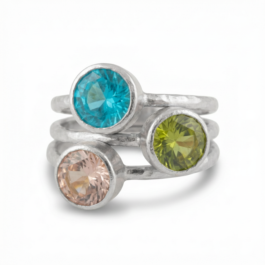  Close-up of peridot and peach topaz stacking rings with 925 silver and 24k gold plating, handmade designer jewelry from AtelierSultan Bodrum
